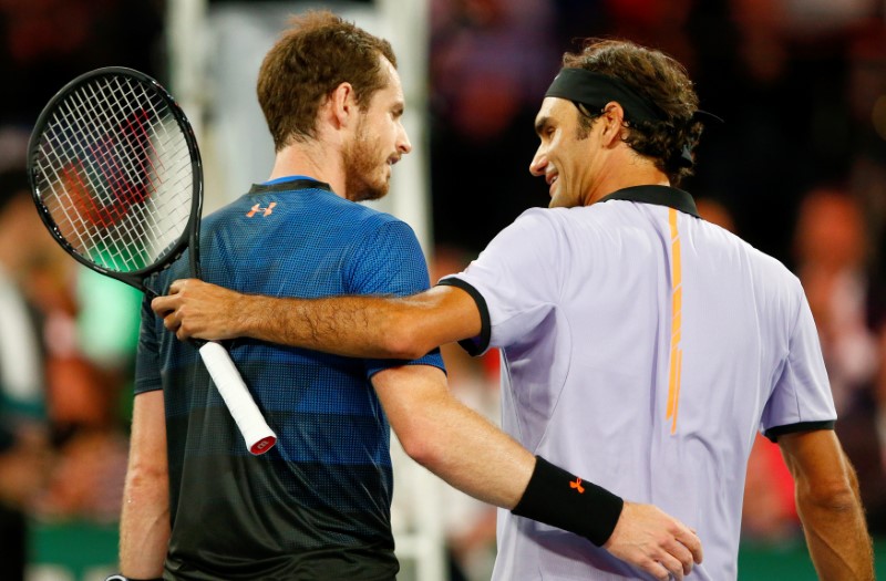 © Reuters. فيدرر ينصح موراي بعدم التعجل في العودة لمنافسات التنس