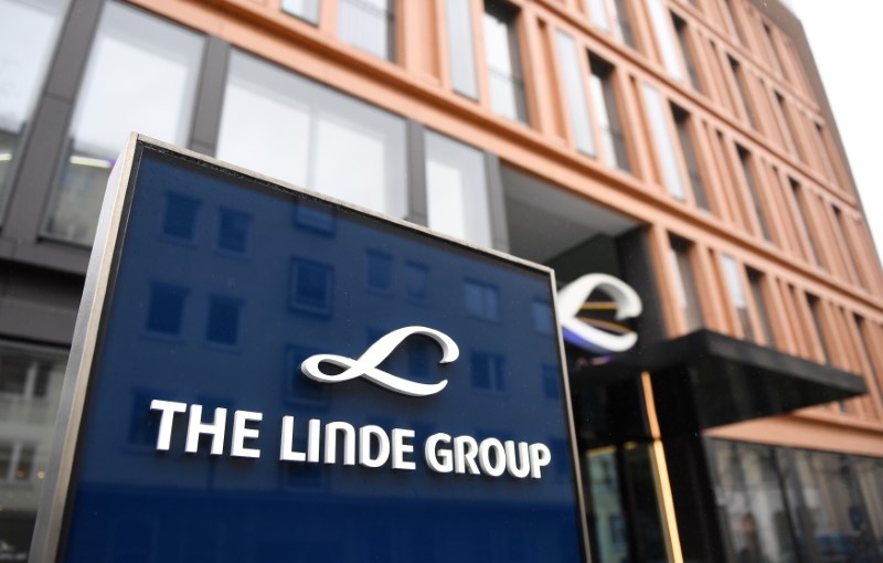 © Reuters. Linde Group logo is seen at company building before the annual news conference in Munich
