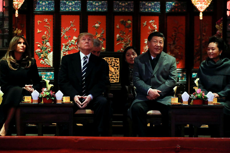 © Reuters. Presidente dos Estados Unidos, Donald Trump, e sua primeira-dama Melania, com o presidente da China,  Xi Jinping, e sua primeira-dama Peng Liyuan assistem a uma apresentação de ópera em Pequim