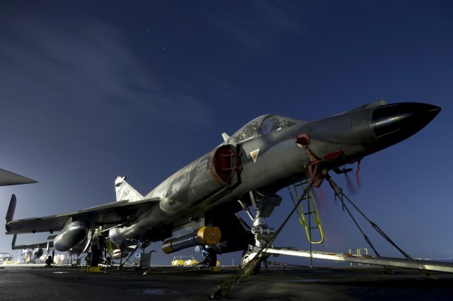 © Reuters. Avião de combate francês "Super Étendard" é visto em Manama, Barein