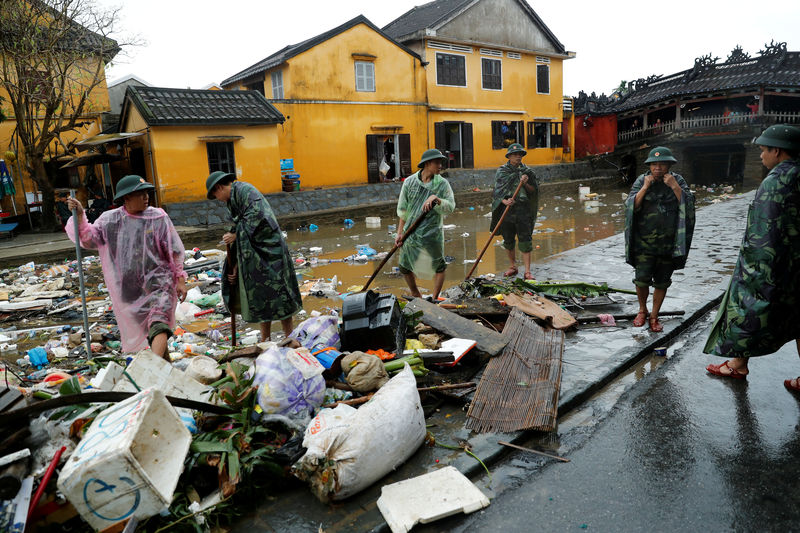 © Reuters. El tifón Damrey deja 106 muertos en Vietnam, los embalses a plena capacidad son un riesgo