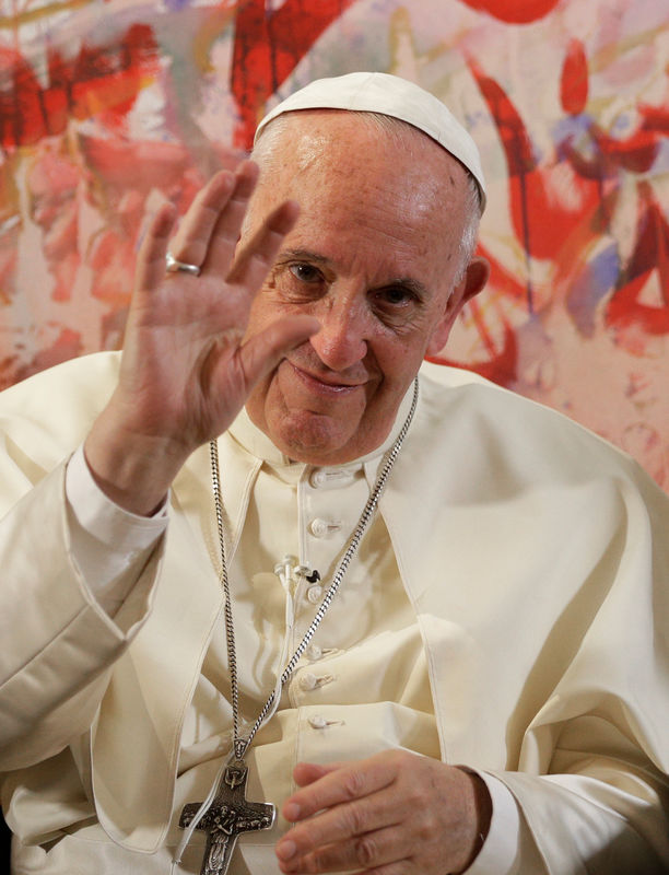 © Reuters. البابا ينتقد رجال الدين الذين يلتقطون الصور بهواتفهم أثناء القداس