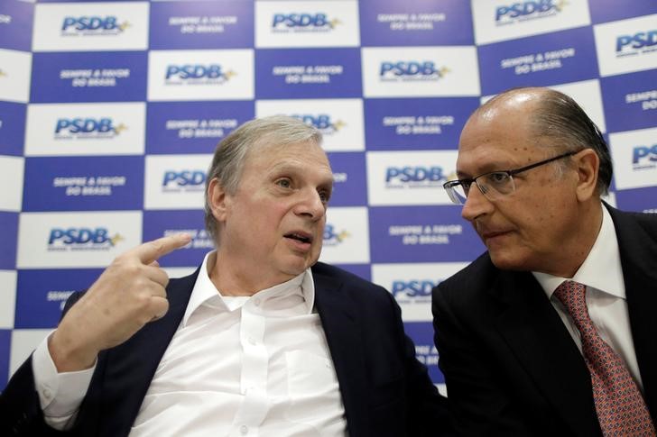 © Reuters. Senador Tasso Jereissati fala com governador de São Paulo, Geraldo Alckmin, durante reunião do PSDB em Brasília