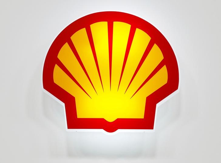 © Reuters. FILE PHOTO: Logo of Shell is seen at the 20th Middle East Oil & Gas Show and Conference in Bahrain