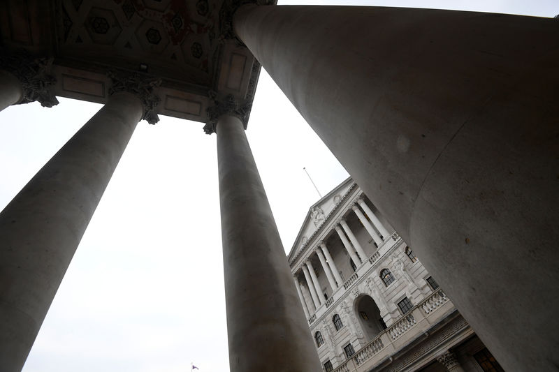 © Reuters. The Bank of England is seen through the columns of the Royal Exchange in the City of London