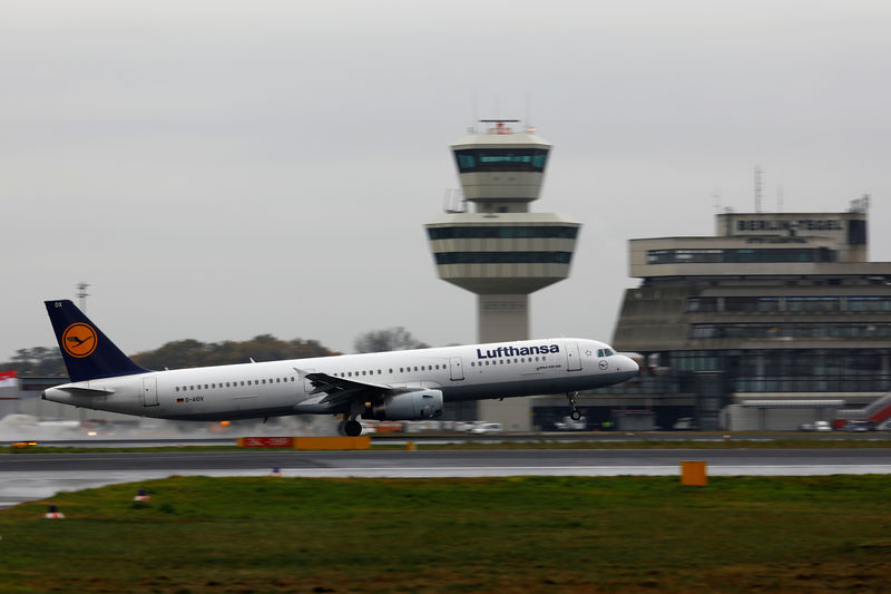 © Reuters. FILE PHOTO: A Lufthansa Airbus A321 plane is seen at Tegel airport in Berlin