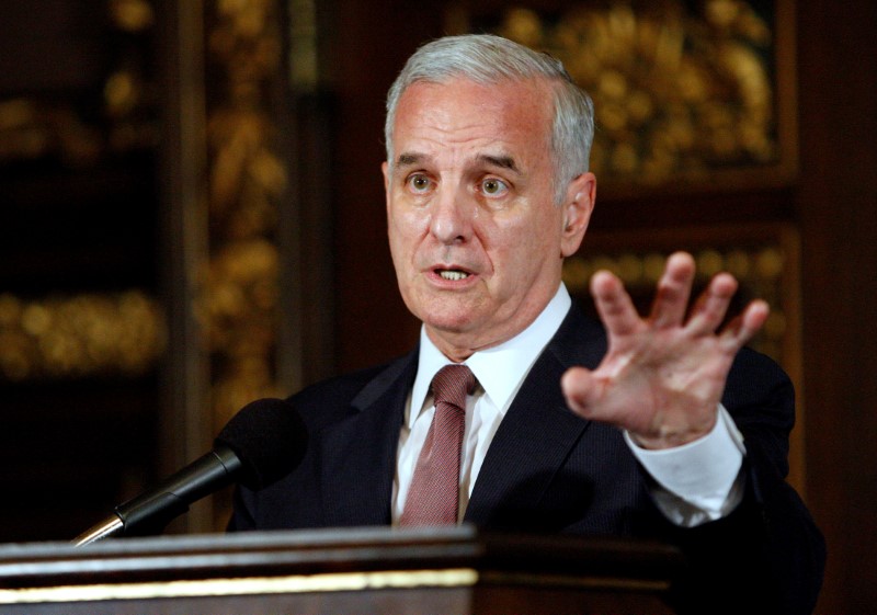 © Reuters. FILE PHOTO - Minnesota Gov Dayton speaks to reporters in St. Paul