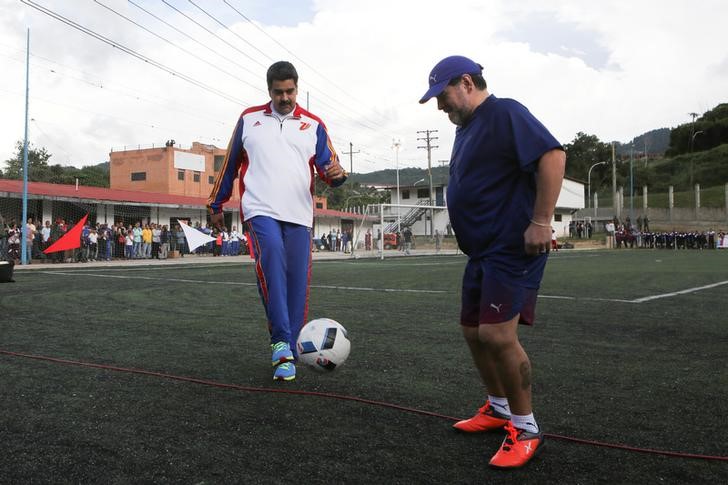 © Reuters. مارادونا يؤيد رئيس فنزويلا ويغطي كأس العالم من كراكاس