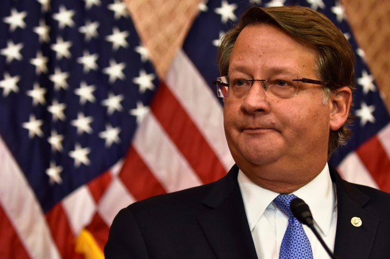 © Reuters. U.S. Senator Gary Peters (D-MI) speaks to reporters to unveil “Trump Outsource Watch”, a new effort to hold President-elect Trump accountable for his promises to protect American workers in Washington