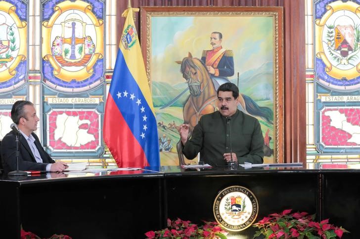 © Reuters. FILE PHOTO - Venezuela's President Nicolas Maduro speak next to Venezuela's Vice President Tareck El Aissami during a meeting with governors in Caracas