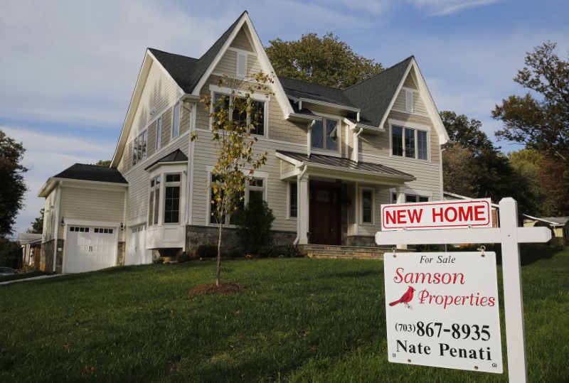 © Reuters. A real estate sign advertising a new home for sale is pictured in Vienna, Virginia