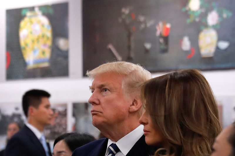 © Reuters. U.S. President Donald Trump and U.S. first lady Melania Trump look at the relics as they tour the Conservation Scientific Laboratory of the Forbidden City in Beijing