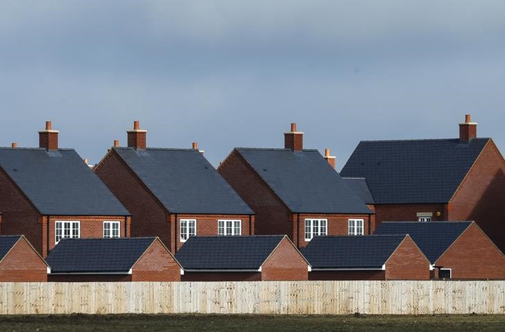 © Reuters. New residential homes are seen at a housing estate in Aylesbury