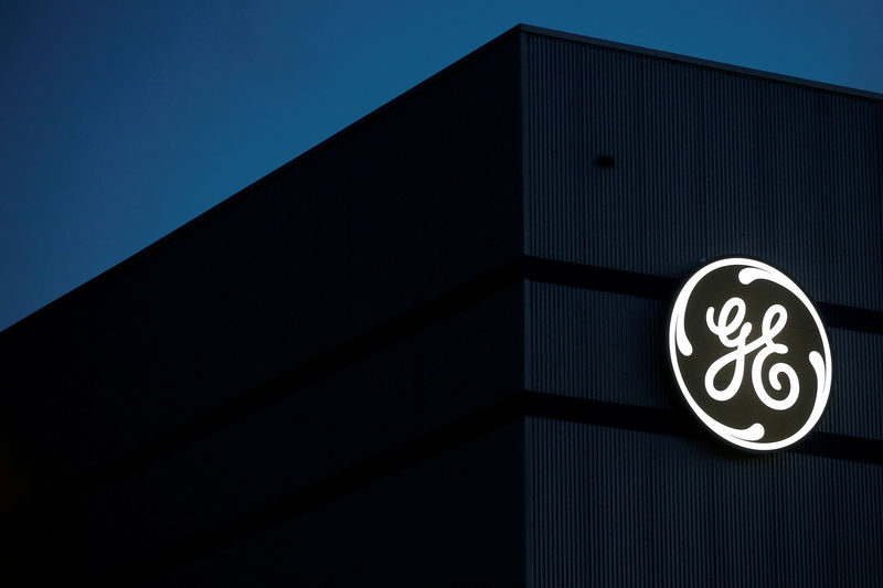 © Reuters. FILE PHOTO - The General Electric logo is pictured on the General Electric offshore wind turbine plant in Montoir-de-Bretagne