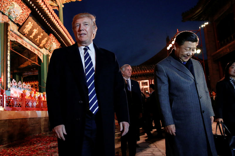 © Reuters. U.S. President Donald Trump and China's President Xi Jinping leave after an opera performance at the Forbidden City in Beijing