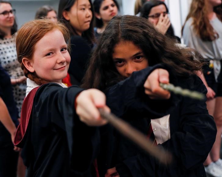 © Reuters. Admiradores de la saga Harry Potter posan para una fotografía en un evento en la librería Waterstones en Londres