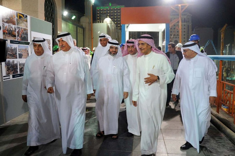 © Reuters. Ibrahim Abdulaziz Al-Assaf, then Saudi Arabia's Finance Minister, and Bakr bin Laden, Chairman of Saudi Binladin Group, visit a construction project in Medina