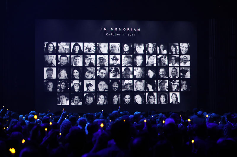 © Reuters. Premiação da Associação de Música Country dos Estados Unidos homenageia vítimas de ataque a tiros em Las Vegas, em Nashville