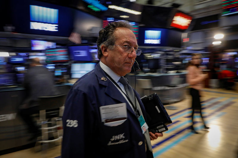 © Reuters. Traders work on the floor of the NYSE in New York