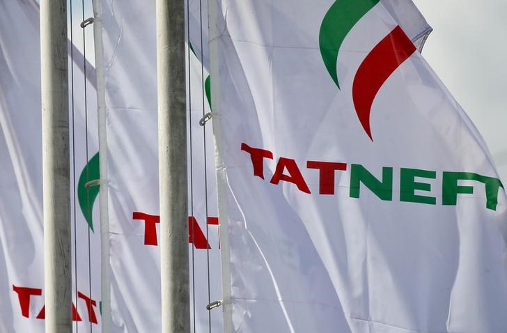 © Reuters. Флаги с логотипом Татнефти на АЗС компании