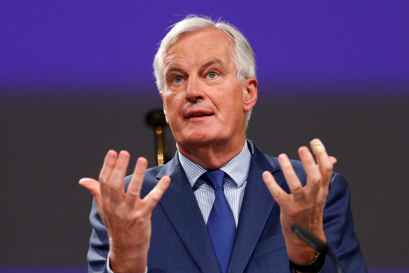 © Reuters. EU's chief Brexit negotiator Barnier holds a joint news conference with Britain's Secretary of State for Exiting the EU Davis in Brussels