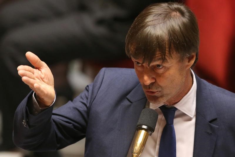 © Reuters. ENFOUIR LES DÉCHETS NUCLÉAIRES, "MOINS MAUVAISE SOLUTION", SELON HULOT