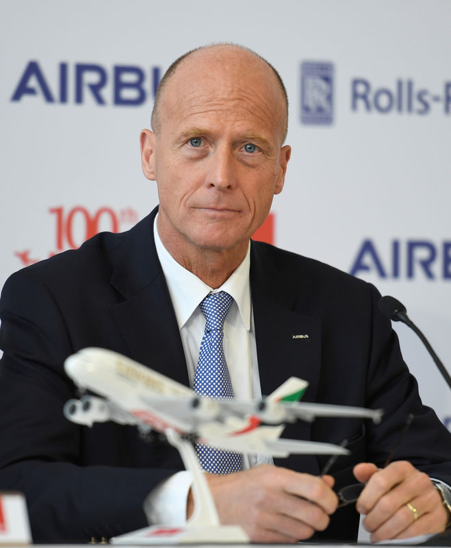 © Reuters. Tom Enders, CEO of Airbus, addresses media during a delivery ceremony of Emirates' 100th Airbus A380 at the German headquarters of aircraft company Airbus in Hamburg-Finkenwerder