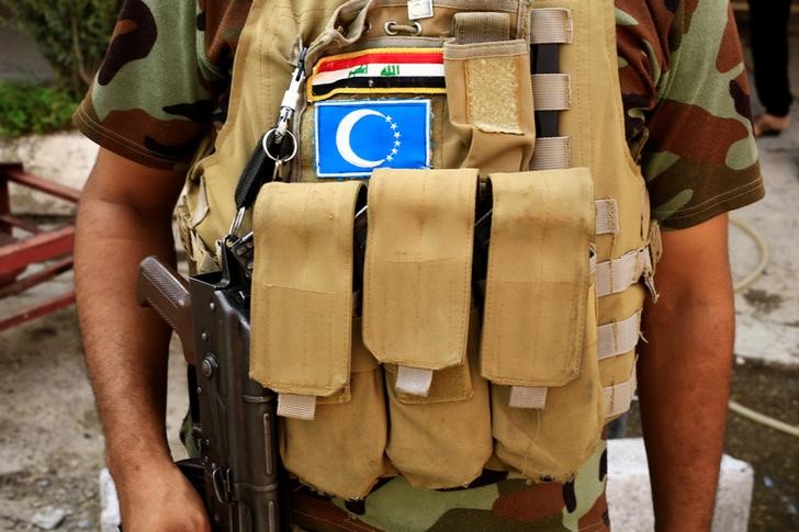 © Reuters. أكراد نزحوا مع تقدم القوات العراقية يخشون الانتقام إذا عادوا