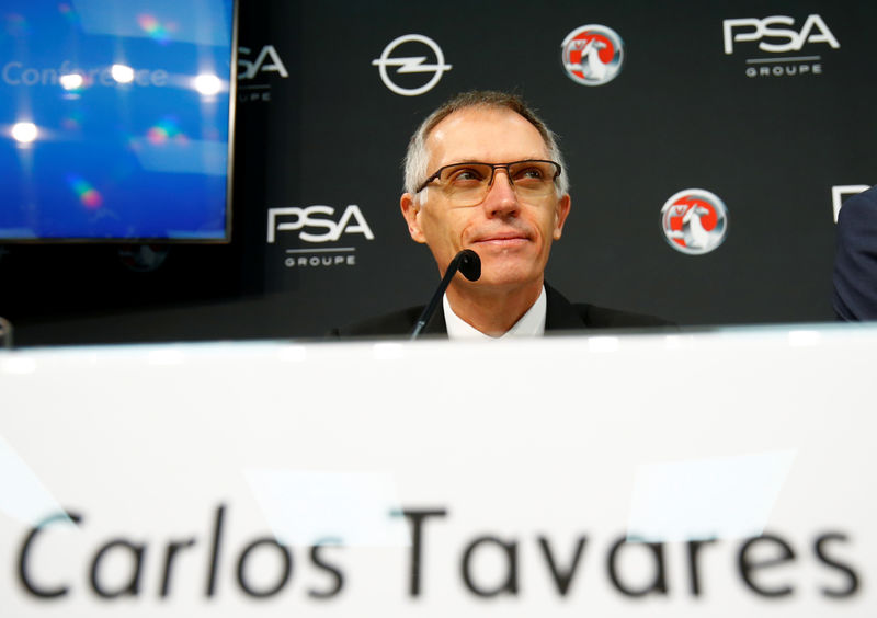 © Reuters. Chairman of the Managing Board of PSA Group Carlos Tavares attends a news conference in Ruesselsheim