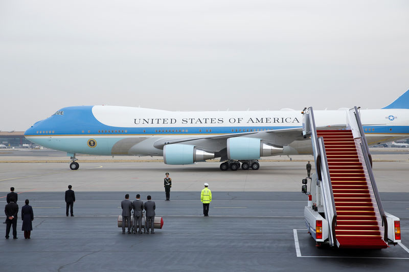 © Reuters. Air Force One with U.S. President Donald Trump and first lady Melania on board arrives at Beijing airport