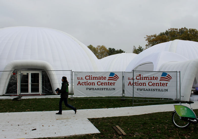 © Reuters. Pavilhão de coalizão norte-americana anti-Trump em Bonn, na Alemanha