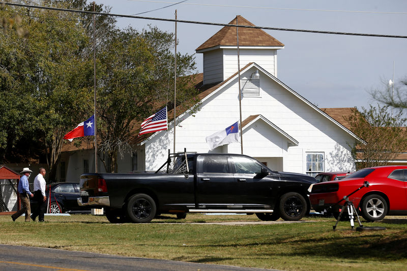 © Reuters. Policiais analisam igreja atacada em Sutherland Springs