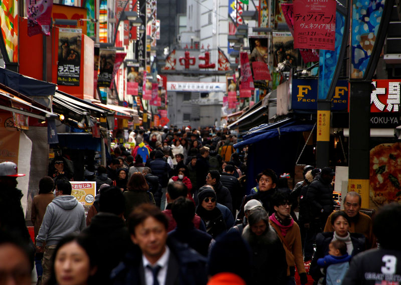 © Reuters. FILE PHOTO -  People are seen at a market street in Tokyo