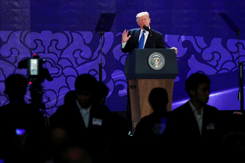 © Reuters. Trump delivers remarks to an APEC CEO summit in Danang, Vietnam