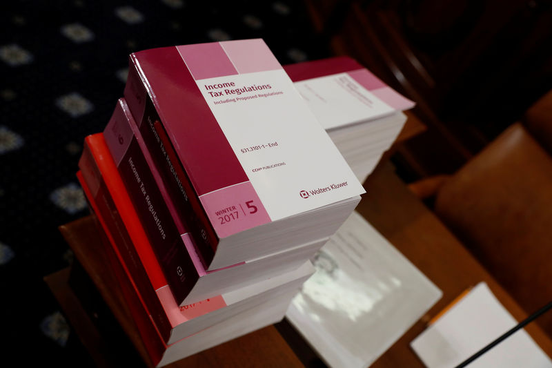 © Reuters. Налоговые документы, подготовленные к заседанию бюджетного комитета Палаты представителей, посвященного налогвой реформе