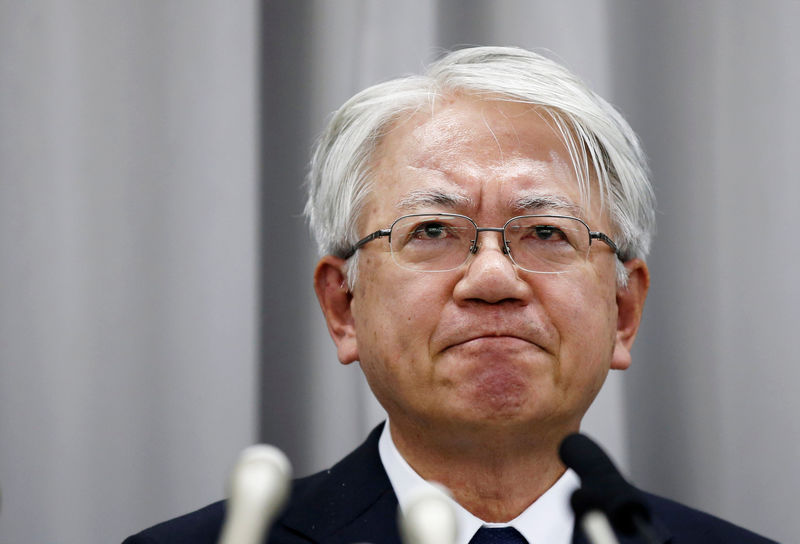 © Reuters. Kobe Steel President and CEO Kawasaki attends a news conference in Tokyo