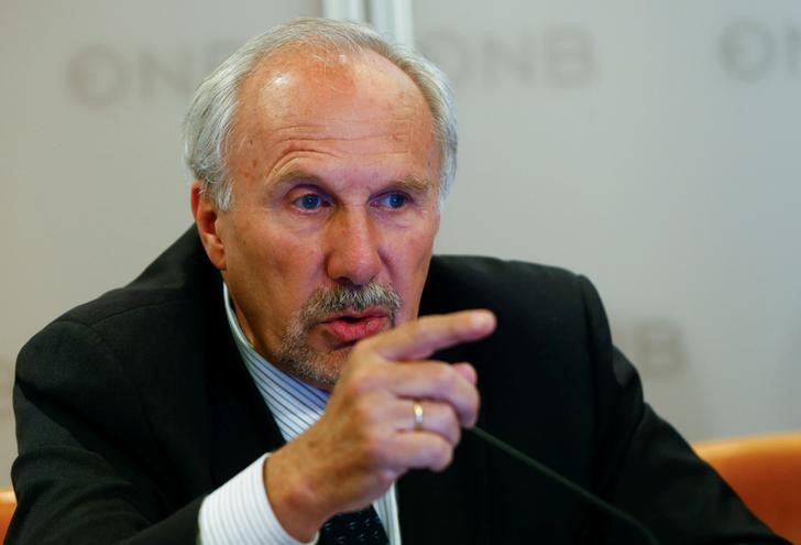 © Reuters. ECB Governing Council member Nowotny addresses a news conference in Vienna