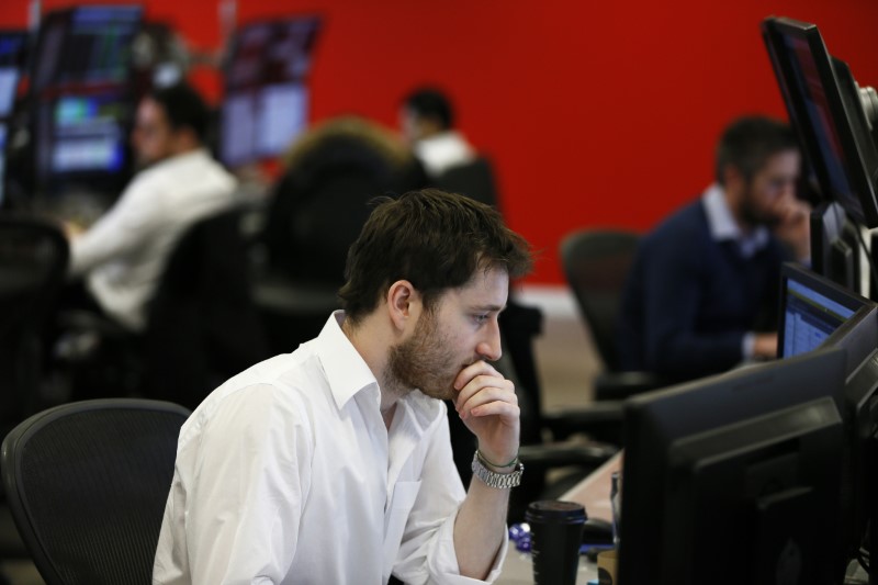© Reuters. Market makers work on the trading floor at IG Index in London