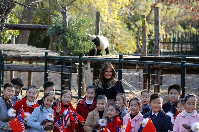 © Reuters. Primeira-dama dos Estados Unidos, Melania Trump, posa para fotos durante visita ao zóologico de Pequim, na China