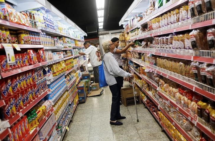 © Reuters. Consumidor observa preços em supermercado no Rio de Janeiro