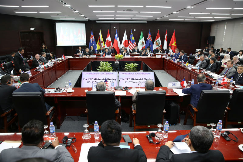 © Reuters. Trade ministers and delegates from the remaining members of the Trans Pacific Partnership (TPP) attend the TPP Ministerial Meeting during the APEC 2017 in Da Nang