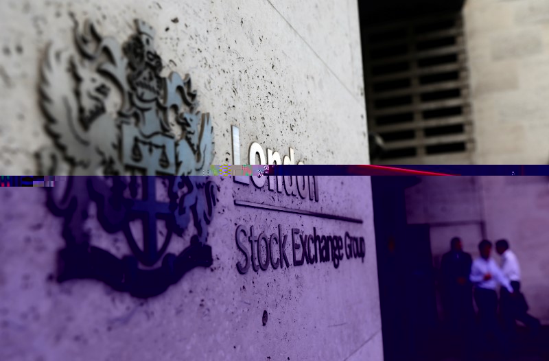 © Reuters. Pedestrians leave and enter the London Stock Exchange in London