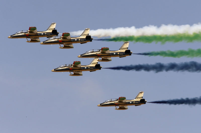 © Reuters. FILE PHOTO: Al Fursan, the UAE Air Force performs during Dubai Airshow, 2015