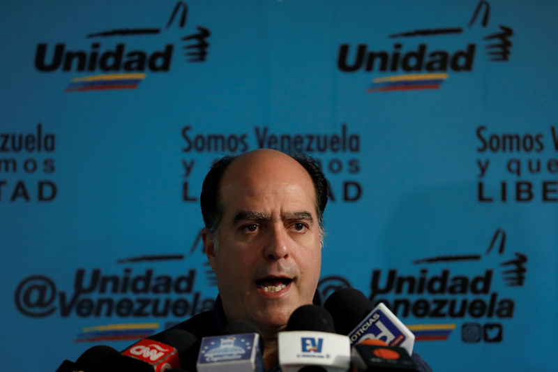 © Reuters. Presidente da Assembleia Nacional da Venezuela, Julio Borges, fala com repórteres em Caracas