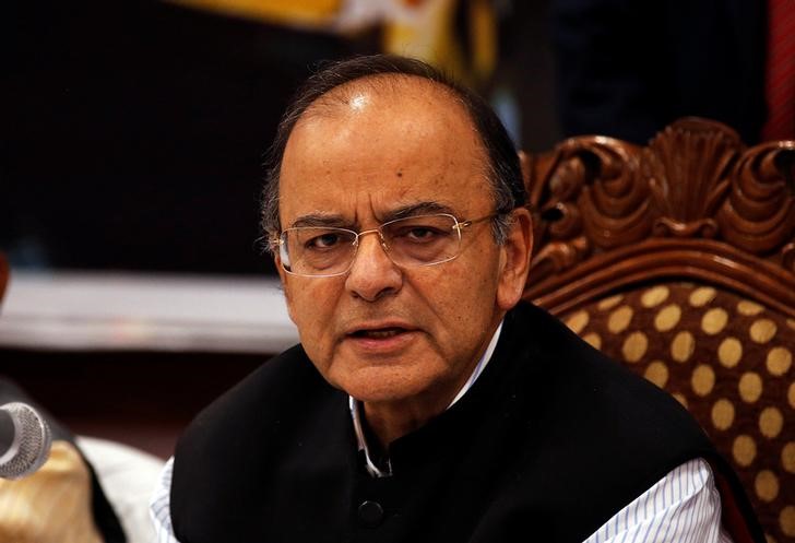 © Reuters. FILE PHOTO: India's Finance and Defence Minister Arun Jaitley attends a seminar with state finance ministers on the Goods and Services Tax (GST) issues in Srinagar