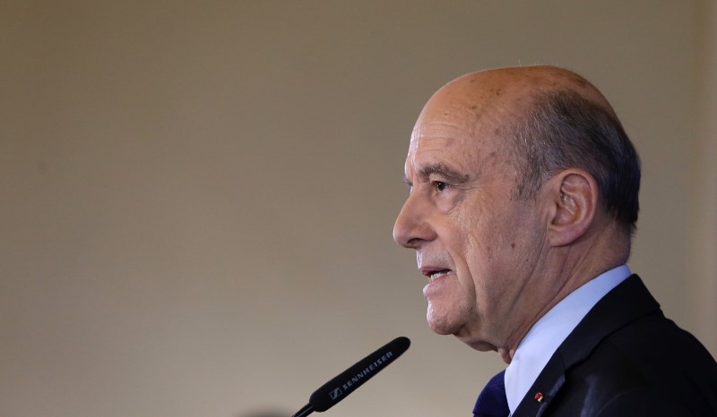 © Reuters. JUPPÉ APPRÉCIE QUE MACRON "MOUILLE SA CHEMISE" EN DIPLOMATIE