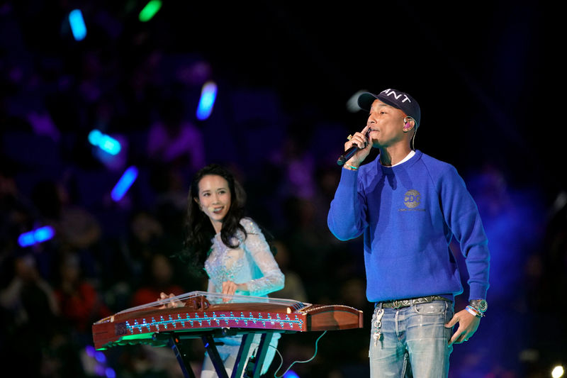 © Reuters. U.S. singer Pharrell Williams and Hong Kong singer Karen Mok perform during Alibaba Group's 11.11 Singles' Day global shopping festival in Shanghai