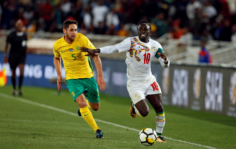 © Reuters. السنغال تتأهل لكأس العالم 2018 بالفوز على جنوب افريقيا