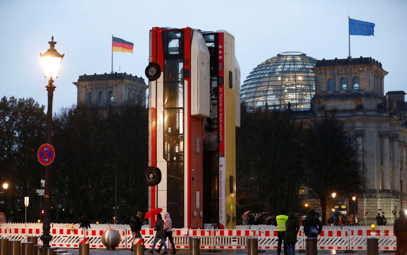 © Reuters. عمل فني عند بوابة براندنبورج في برلين يستلهم الحرب السورية