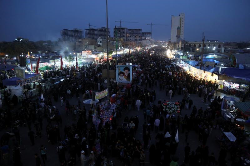 © Reuters. مئات الآلاف من الشيعة يحيون ذكرى أربعينية الحسين في كربلاء بالعراق